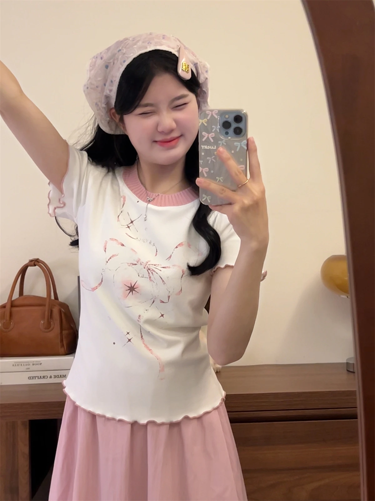 デザイン感あふれる白い植物花卉プリントTシャツ：おしゃれでかわいい女性向けの夏のスタイリング
