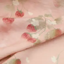 極上の柔らかさの透け感ある天絲生地【暗めのピンク・草苺と蝶のプリント・漢服用】