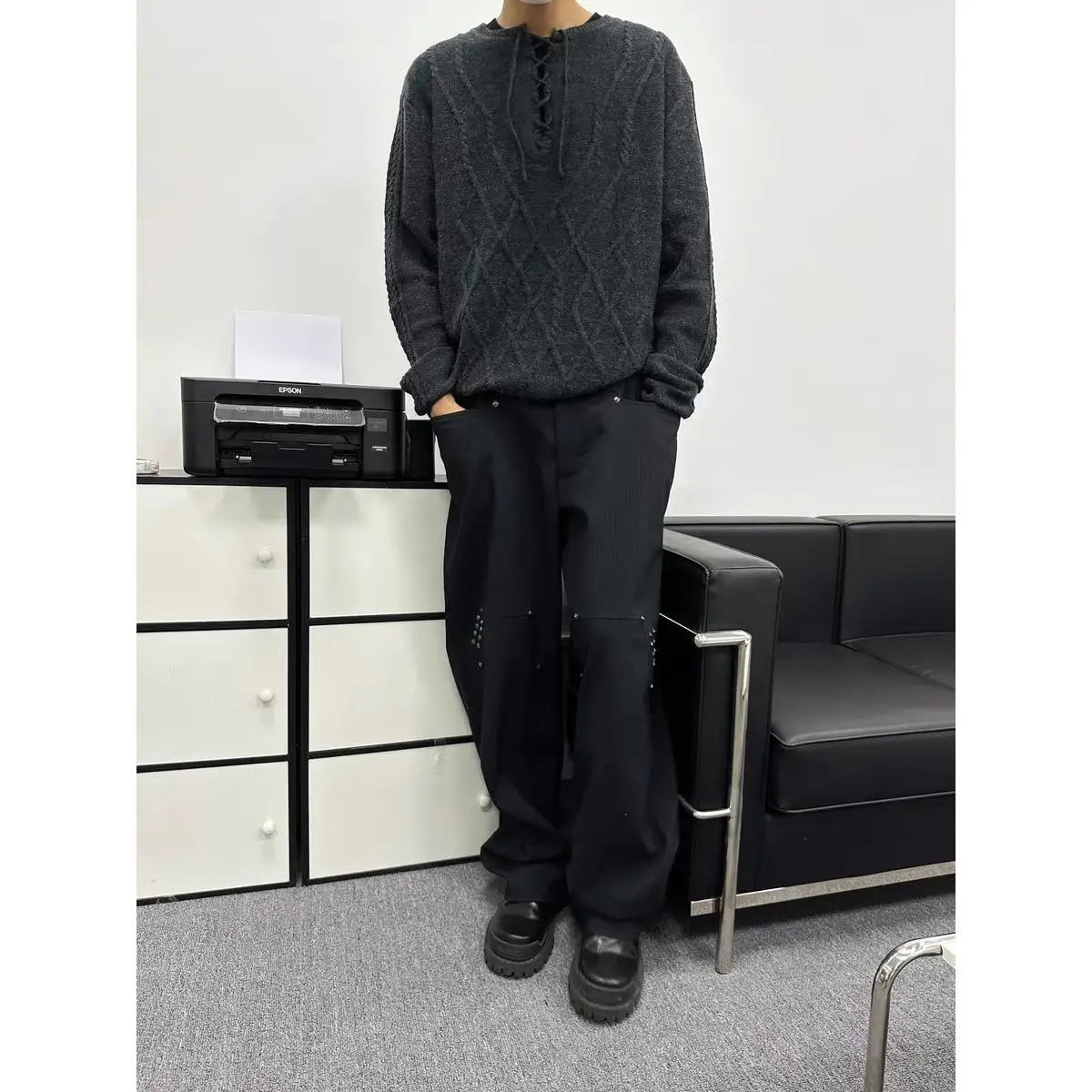 ラージブラックのストレートパンツ：斜紋布100%で実用性と着心地を両立