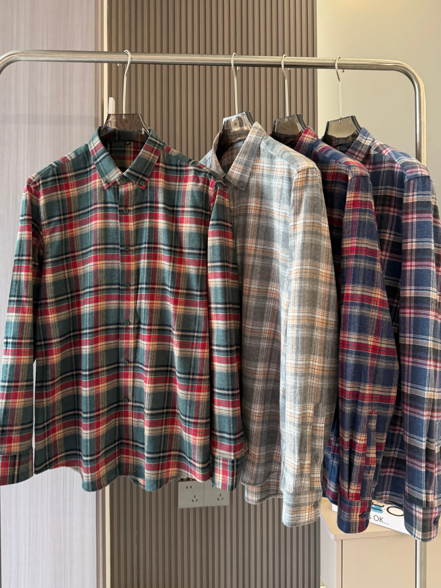 ロングシャツを春と秋に着るなら、どんなチェック柄が最適？
