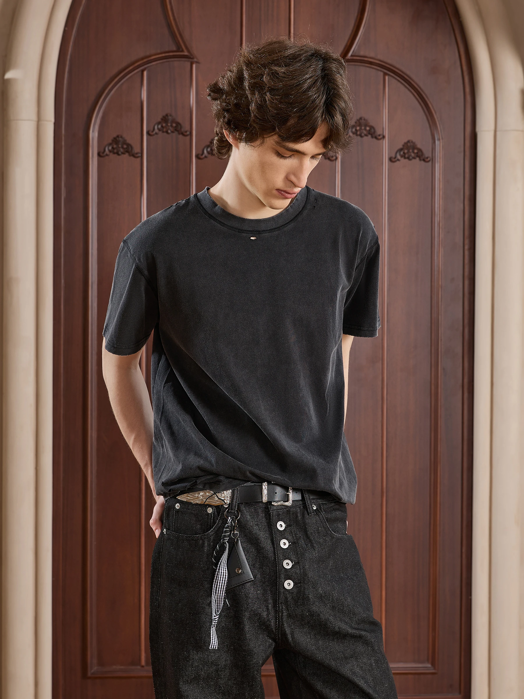 色褪せたTシャツを選ぶべき理由は？ヴィンテージ風のダメージ加工Tシャツが、日常の「失敗」を救う