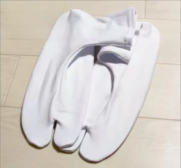 シーン 靴下 は 本当に必要ですか？日本の浴衣用防滑足袋が教えてくれた、季節の美しさの秘密