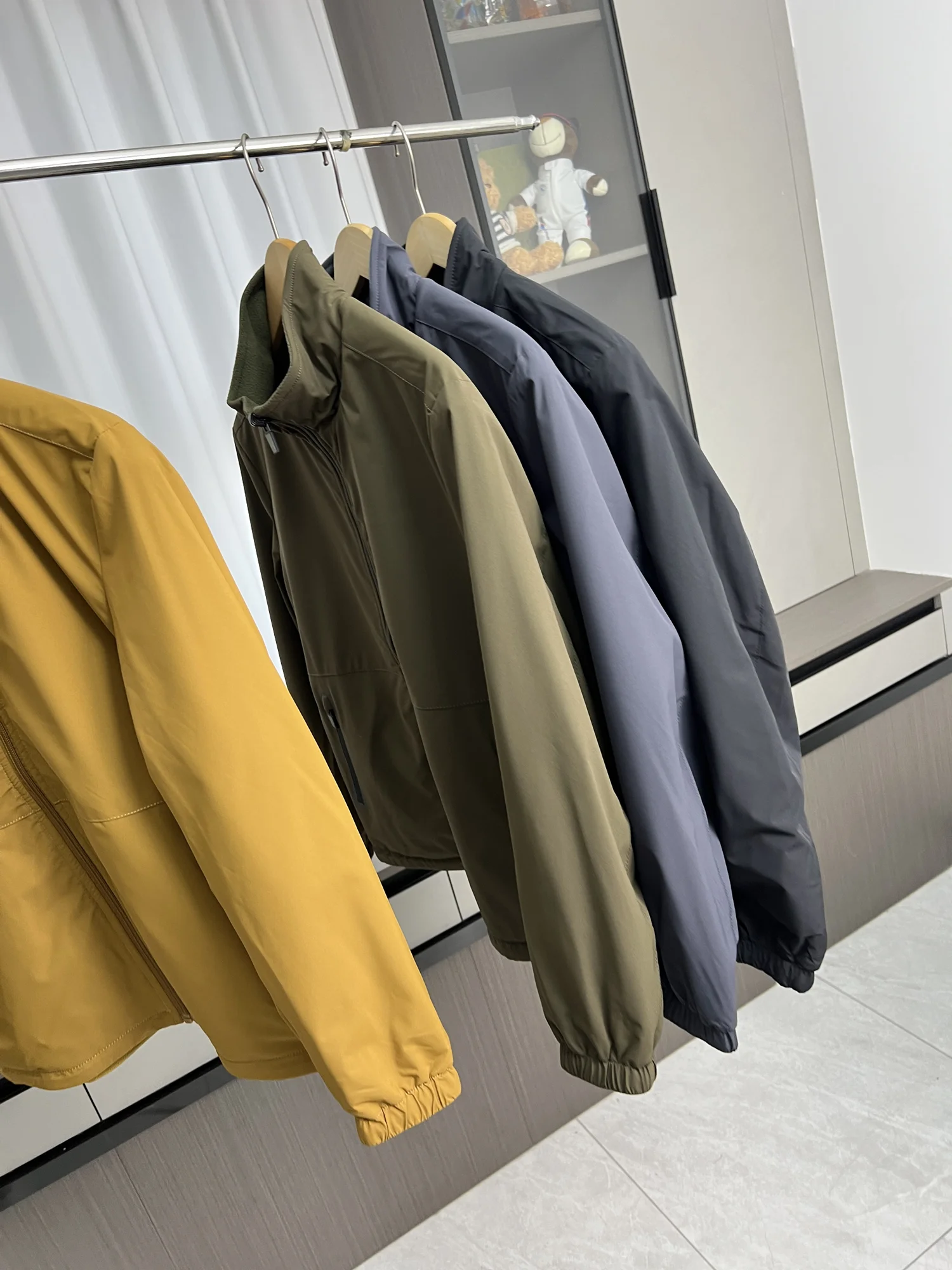 all weather parka とダウンジャケットの違いは？本当に雨の日にも着れるのか？
