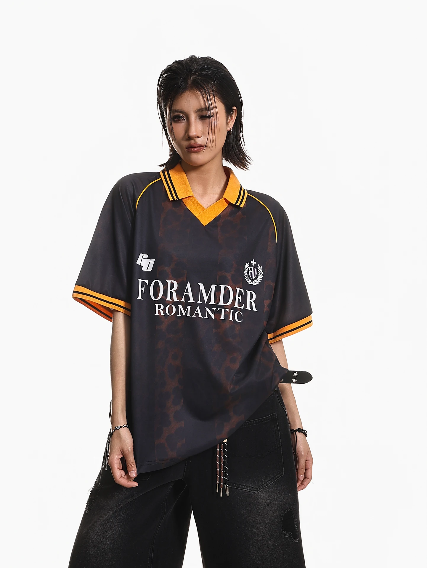 40代の女性が選ぶスポーツコーデの本質は？カジュアルなレオパードプリントTシャツで見つけた美しさと機能性のバランス