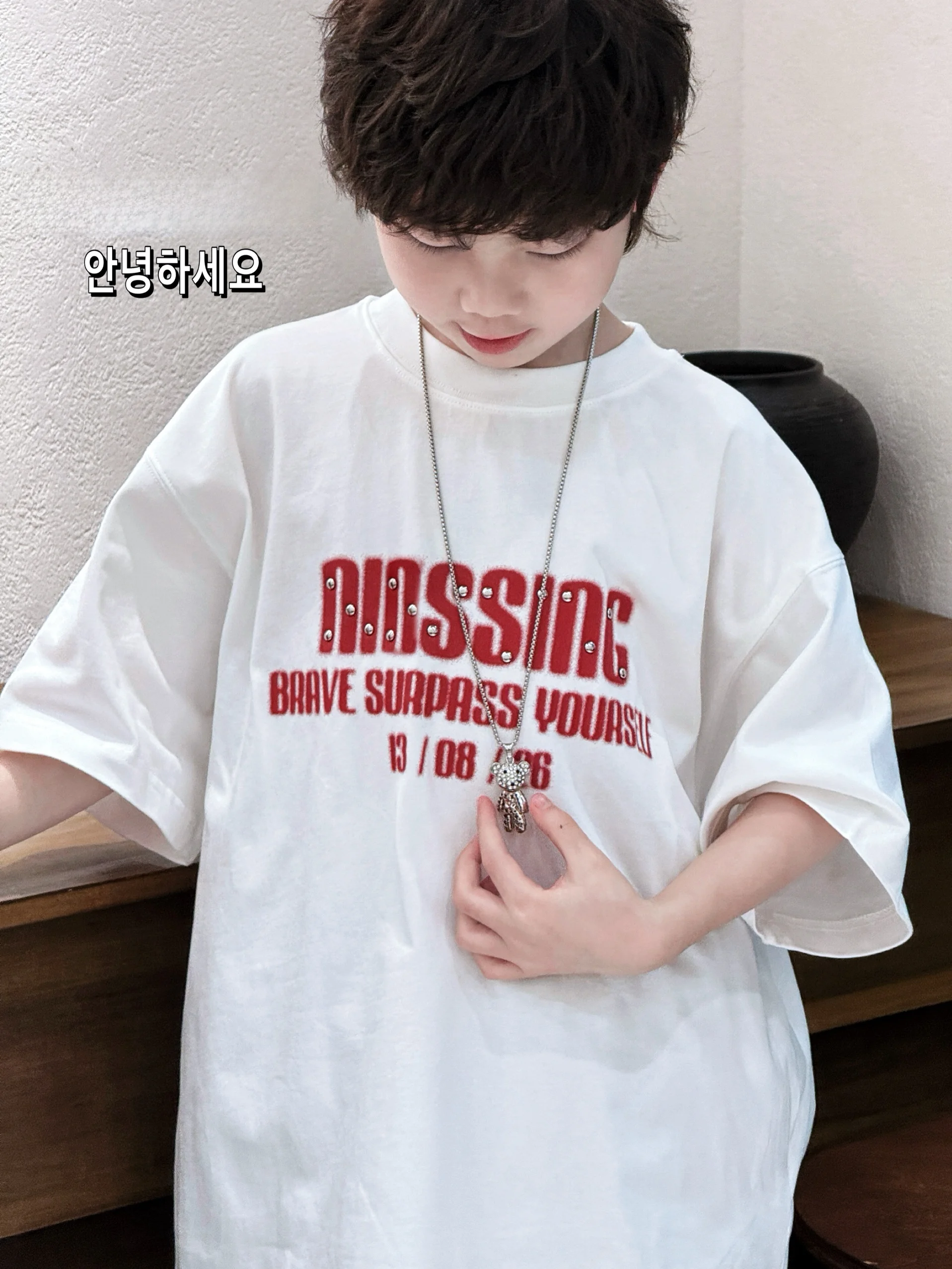 春夏のTシャツ選びで迷うなら、この1点が救いになる？