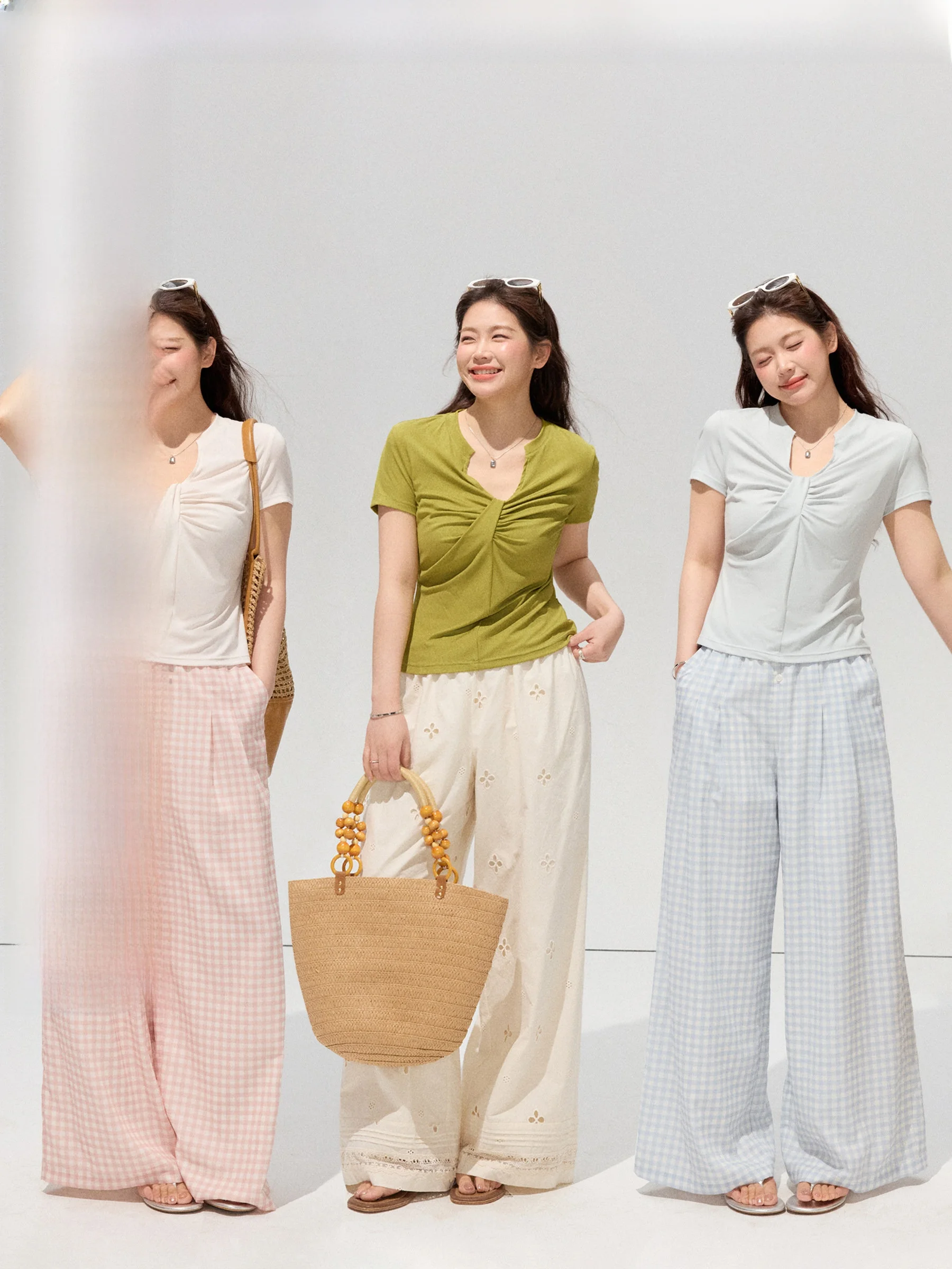 30代の夏コーデにぴったりなトップスは？胸元リボンがポイントの短袖Tシャツが今、注目されています