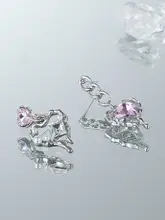 不対称デザインのピンクダイヤモンドハートピアス【洗練された雰囲気・ユニークなアクセサリー】