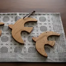 壁掛け オブジェ 木製 インテリア チェリー材 職人手作り 動物モチーフ ツバメ うさぎ リス 「Syukuart」