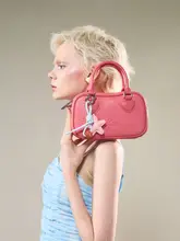 ラズベリー色の可愛らしい小型バッグ【斜め掛け・ハンドバッグ・ボストン風】