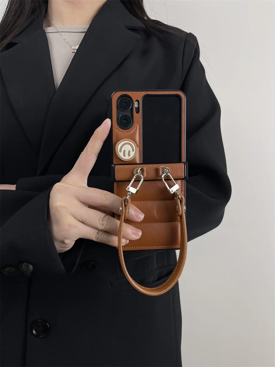 秋冬向けキャラデザインのカラメル色スマートフォンケース：折りたたみ式で防落下と個性的なデザインを実現