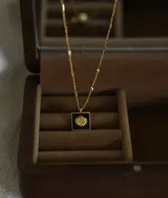 フランス風ビンテージデザインの金色貝殻ロックチェーンネックレス