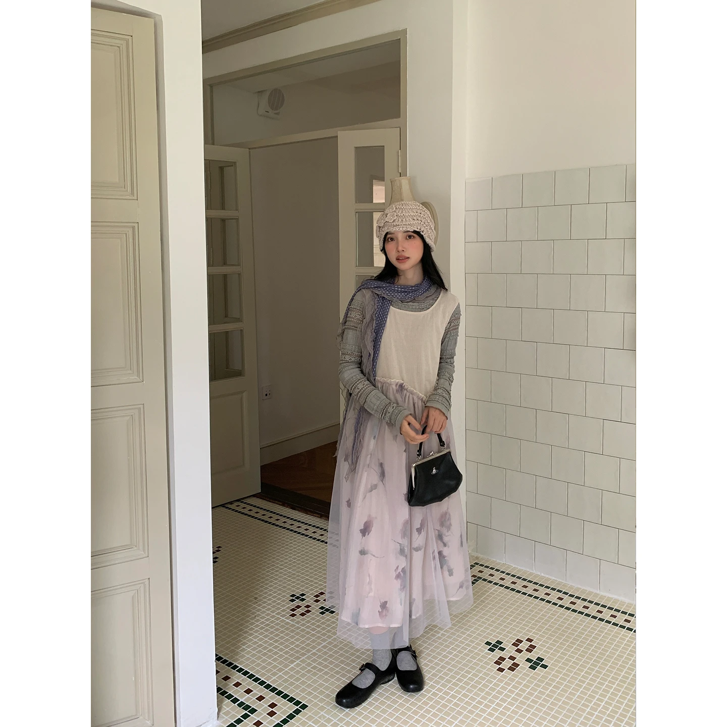 枯れたバラのデザイン！ヴィンテージ風フラワープリントノースリーブワンピース【中長丈・ラウンドネック】