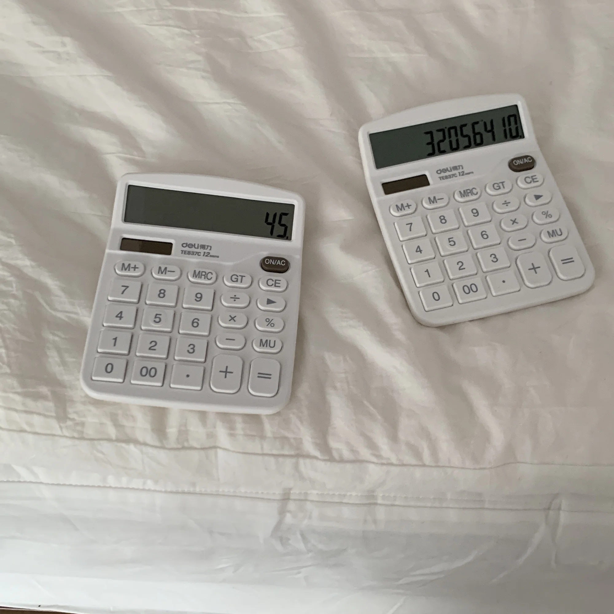 オフィスで使える「電卓」は本当に必要？白色電卓が仕事の効率を変える理由