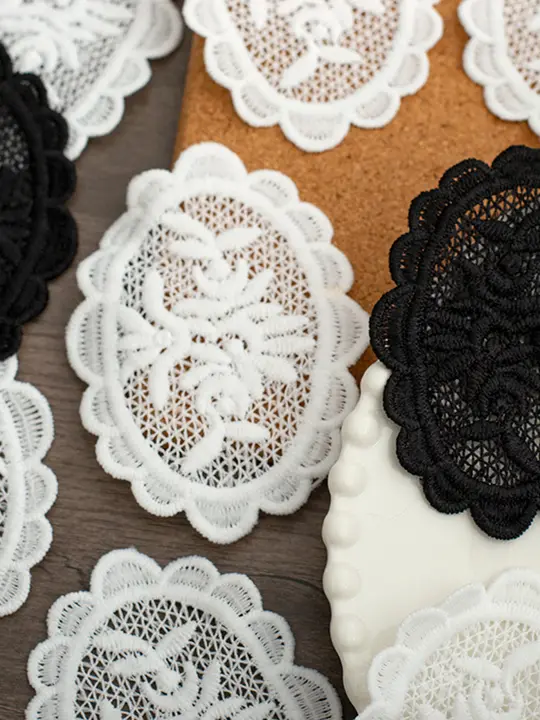 オーバル型刺繍布パッチ【ブラック＆ホワイト・レース小花・ハンドメイド・装飾用】