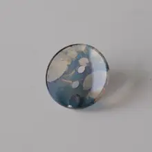 透明感のある青いインクデザインのボタン【英国製・直径18mm】