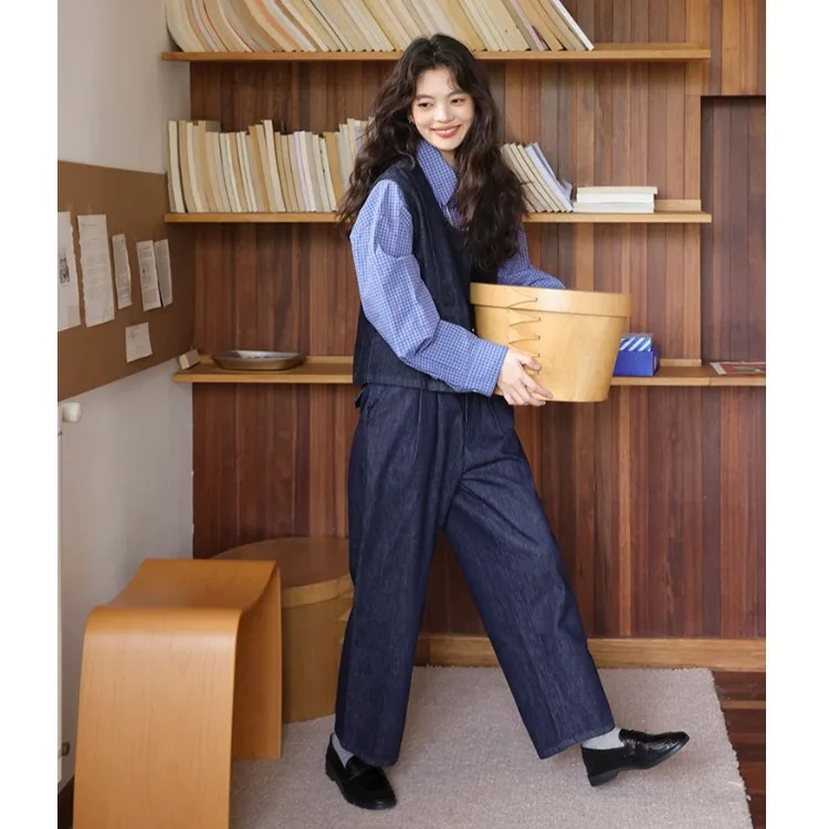 股上深め デニム はレトロデザインの長めストレートパンツで、秋の日常着に最適
