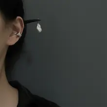 高品質な軽やかで洗練された水晶ジルコニアの幾何学的C型耳骨クリップ