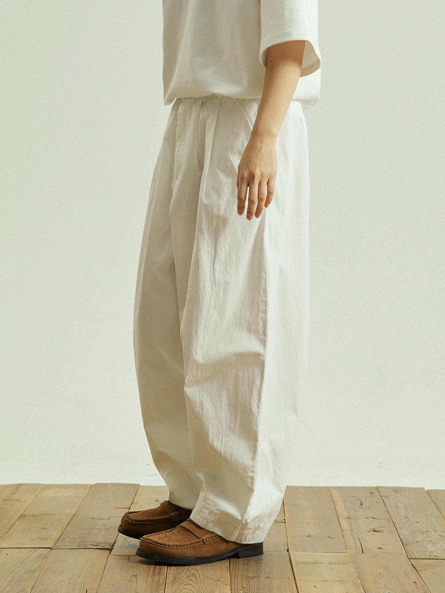 白パンツを選ぶべき理由は？シンプルさと自由さが通勤・日常に届く