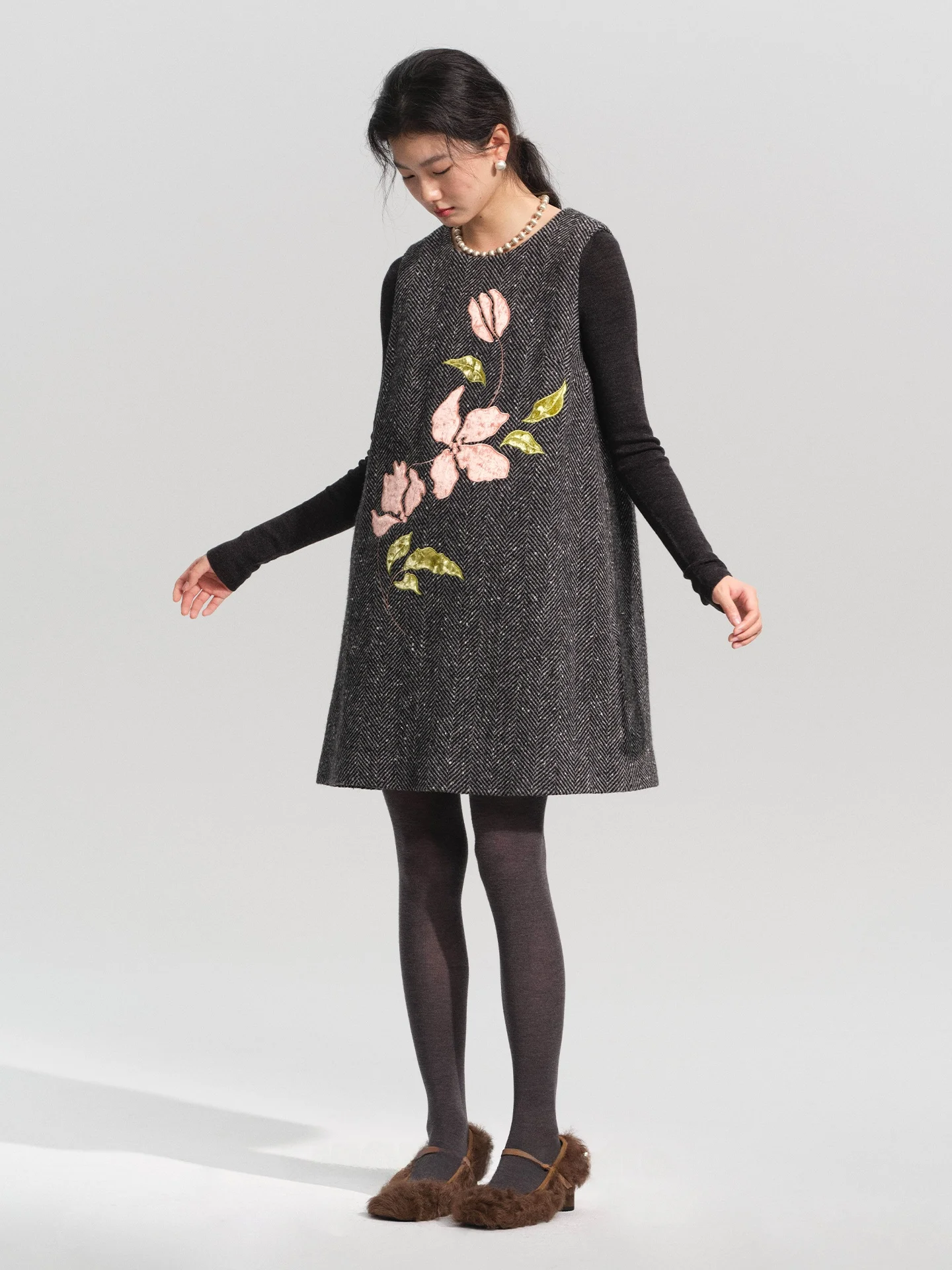 薄地フラワー刺繍ノースリーブトップス【冬用・シルクベルベット風】：1月レディースファッションのクラシックスタイルと価格品質バランスを検証