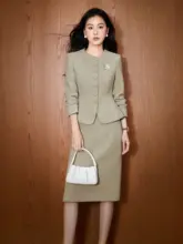 通勤スタイルにぴったり！豆蔻色のジャケットとタイトスカートのセットアップ（セットアップ対応）