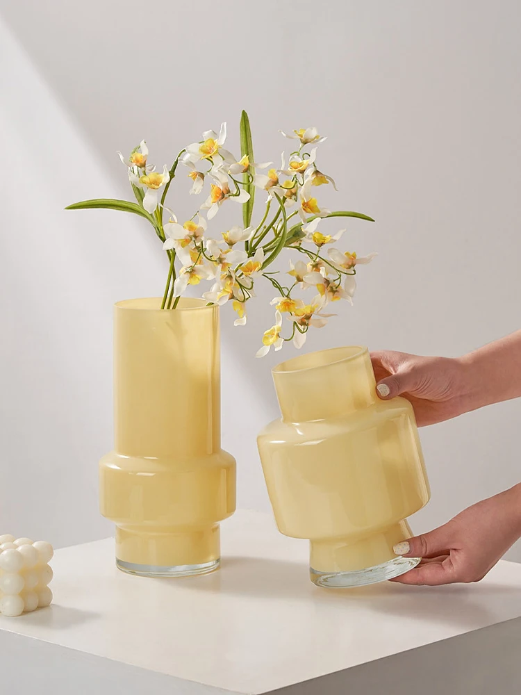 揃えるミニマリスト部屋づくりアイテム｜高級感とシンプルさを両立する花瓶選びの完全ガイド