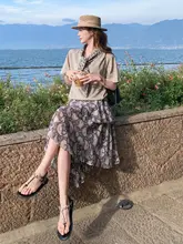 レトロデザインの短袖Tシャツと不規則なプリントのスカート【夏用・女性・カジュアル】（セットアップ対応）