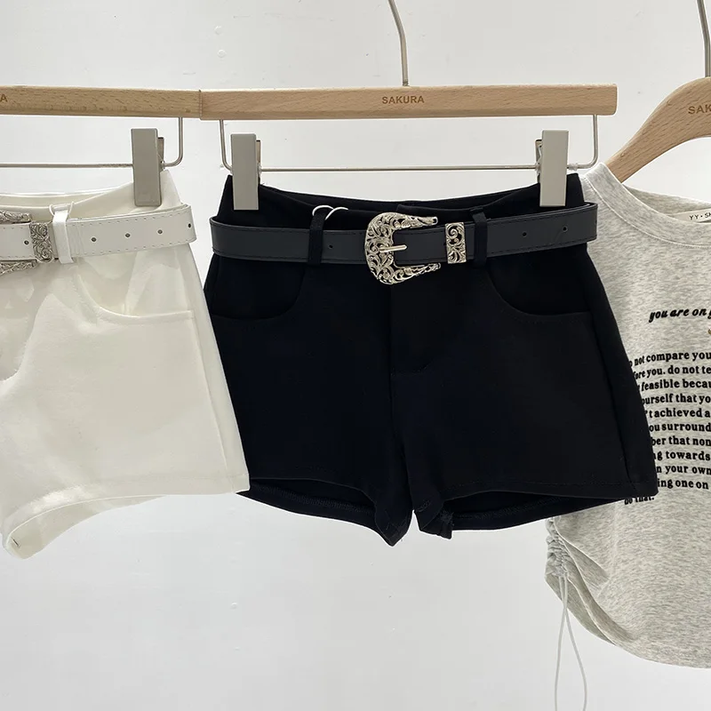 春の白いパンツは、どう選ぶべきか？通勤からデートまで使える1つの答え