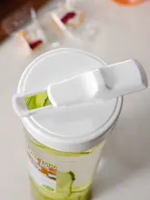 冷水ポット【便利なカップ付き・冷たい飲み物用・果汁用・大容量】
