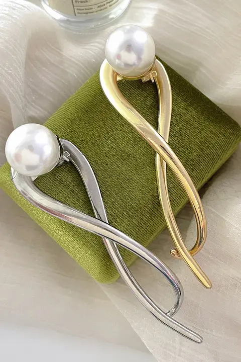 大きさのある人工パールヘアクリップ【夏用・おしゃれなカエル型留め具】