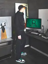 独自のデザイン感漂うストレートパンツ【ハイエンド・メンズファッション・ストリートスタイル】