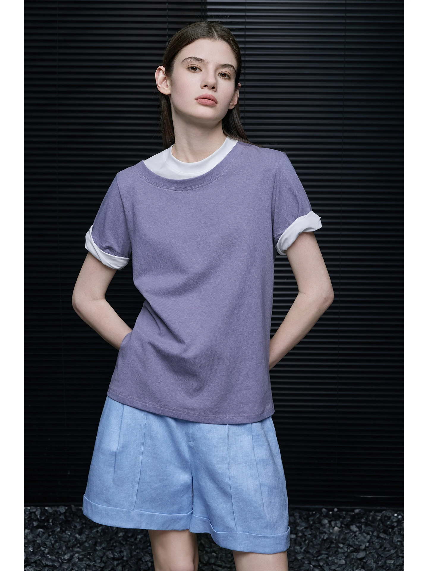 「tシャツ 2枚重ね」で失敗しないコーデは？バイカラーのクルーネックTシャツが解決する理由