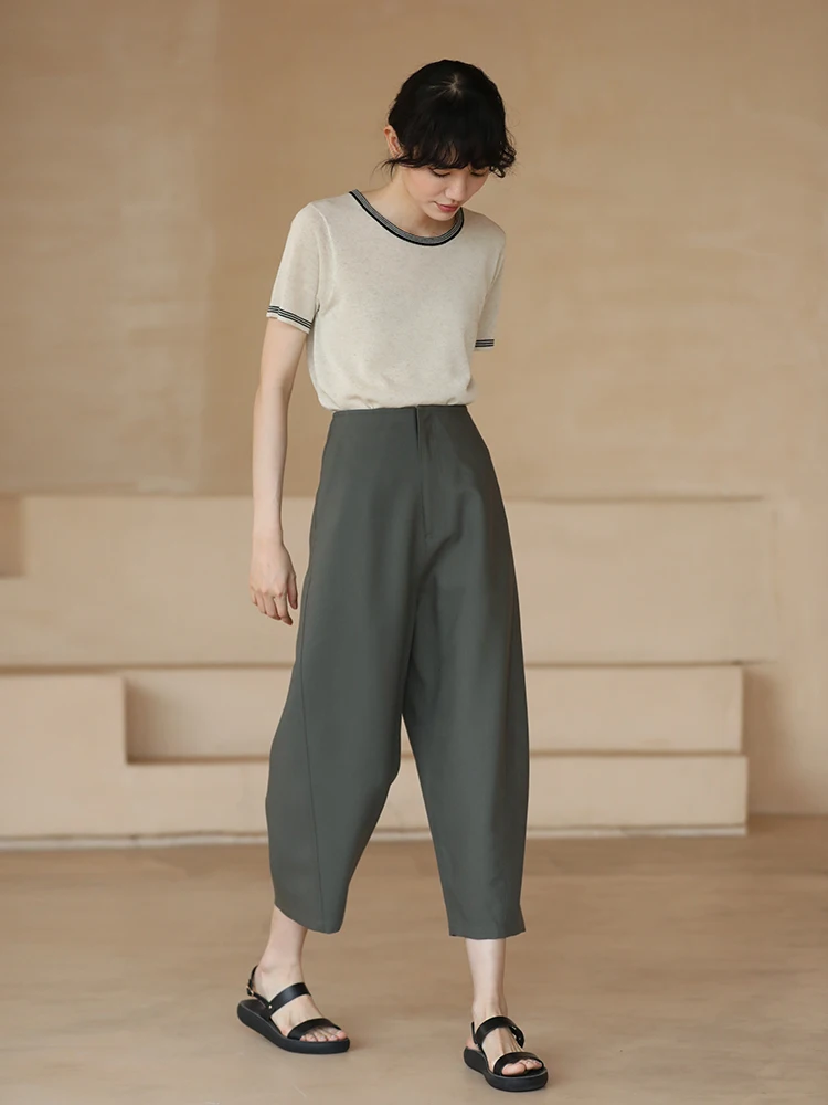夏用Tシャツで通勤スタイルを軽くするには？リネン混合のニットTシャツがおすすめ！