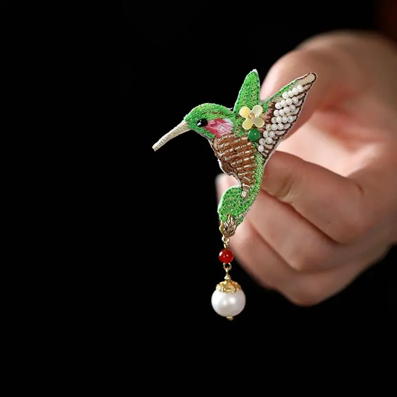 お手頃なアクセサリーで失敗しない選び方は？刺繍小鳥ブローチのリアルな使い方を解説