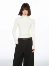 グレーのハイネックニットトップス【秋冬用・厚手・フィット感のあるデザイン】