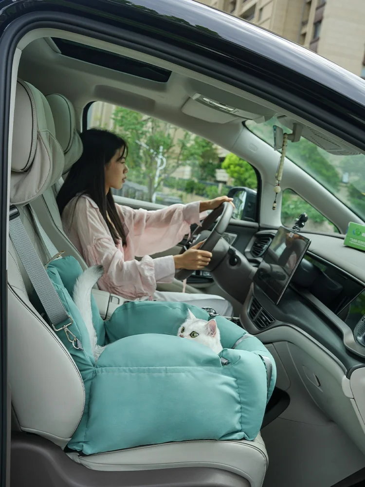 ペット用車載シート：中小型犬対応の安全設計が災害時にも活躍