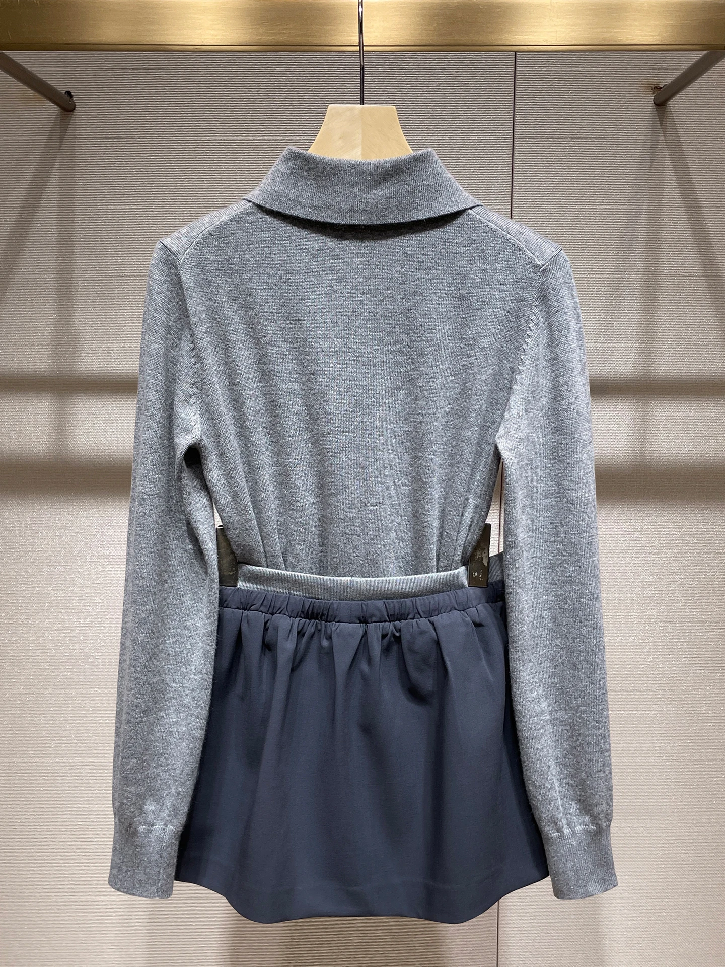 10月中ばに着る服はどう選ぶ？韓国系学院風のニットカーディガンとハイウエストスカートが解決する3つの悩み
