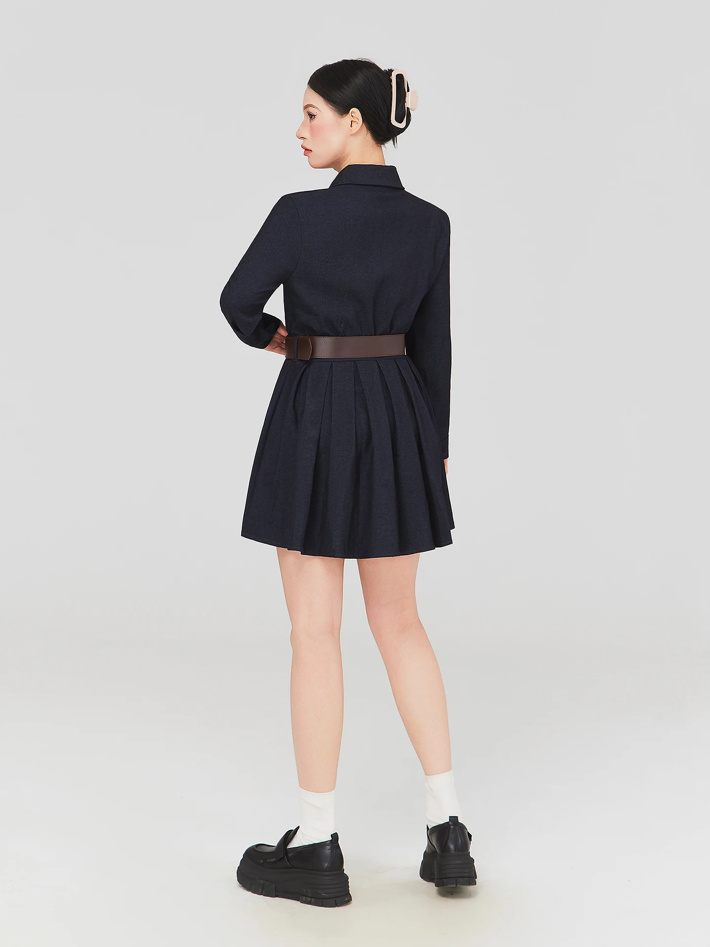 4月20度の服に合うポロ襟プリーツワンピースの選び方と実際の着用シーン