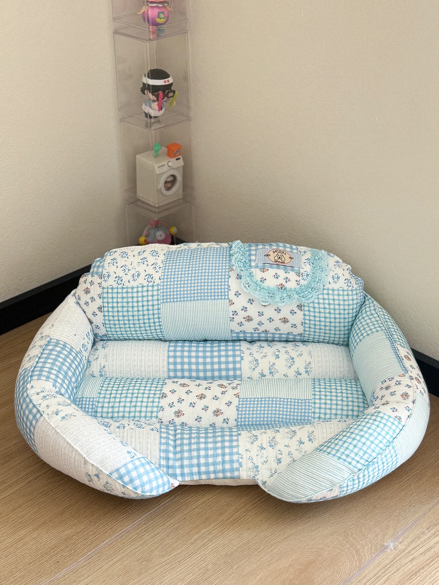 かわいいデザインのペット用ベッド：小型犬・猫用のオープンタイプで深い眠りをサポート