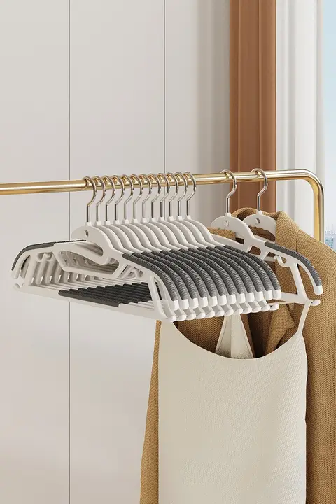 防滑設計の衣服用ハンガー【肩の型崩れ防止・厚みのある丈夫な構造】