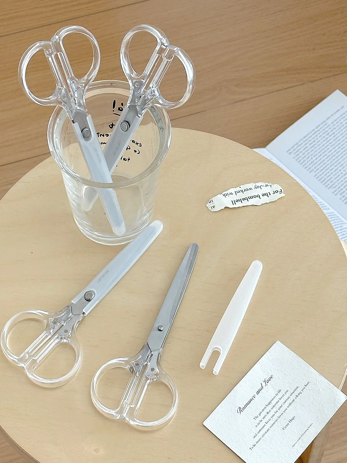 透明デザインのハサミ：DIY初心者向けのオフィス用カバー付きハサミおすすめガイド