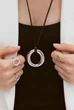 幾何学模様の透かしデザイン 円形ペンダントネックレス【牛皮紐・女性用・ファッション】