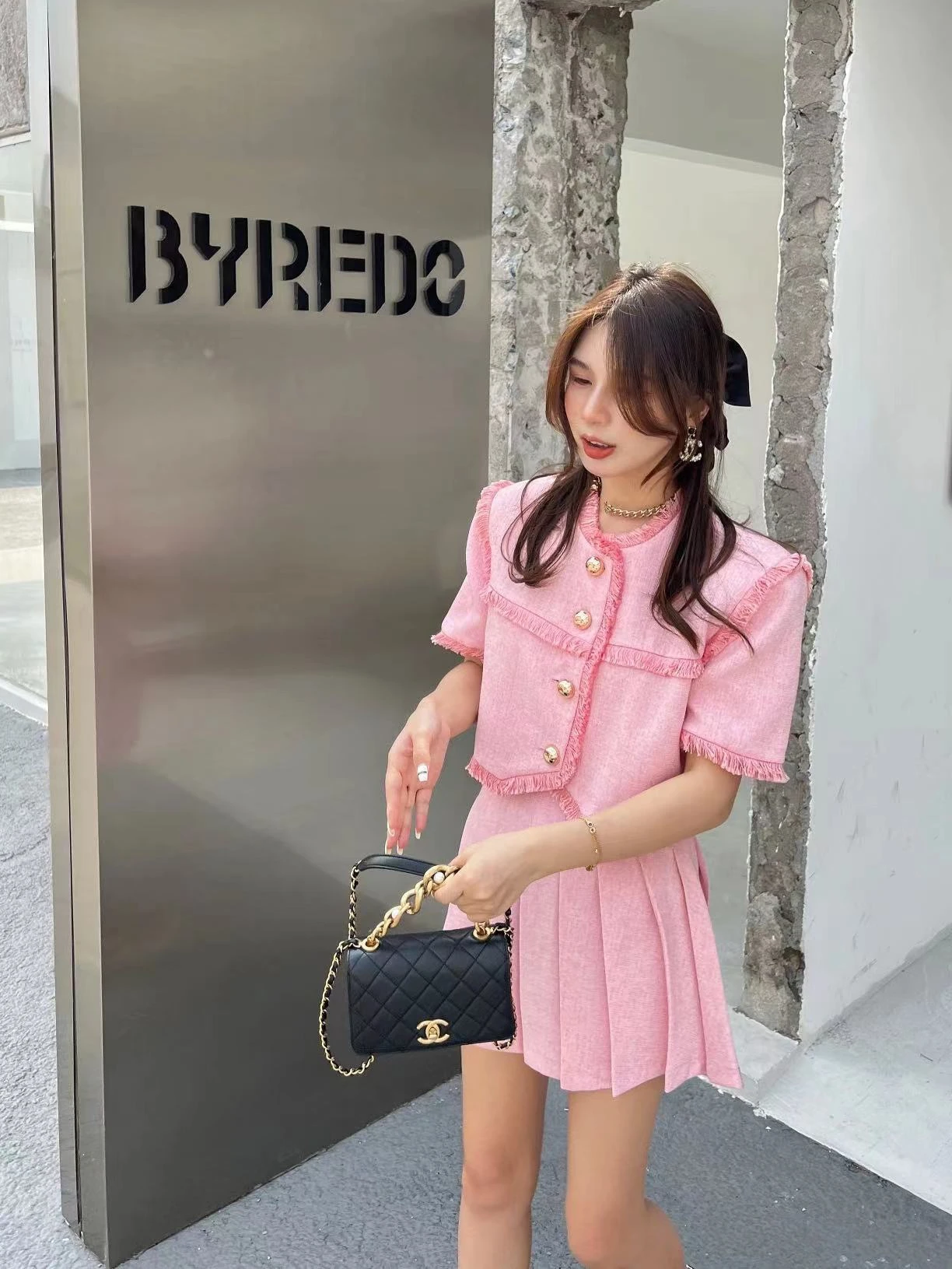 29度の日に着る服は、どう選ぶ？不規則なデザインがもたらす、心地よい夏のスタイルとは