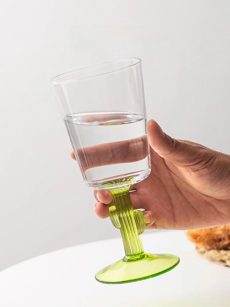 ペアグラスとは？インス風サボテンデザインの吊り下げ式ワインカップが解決する日常の飲み物管理