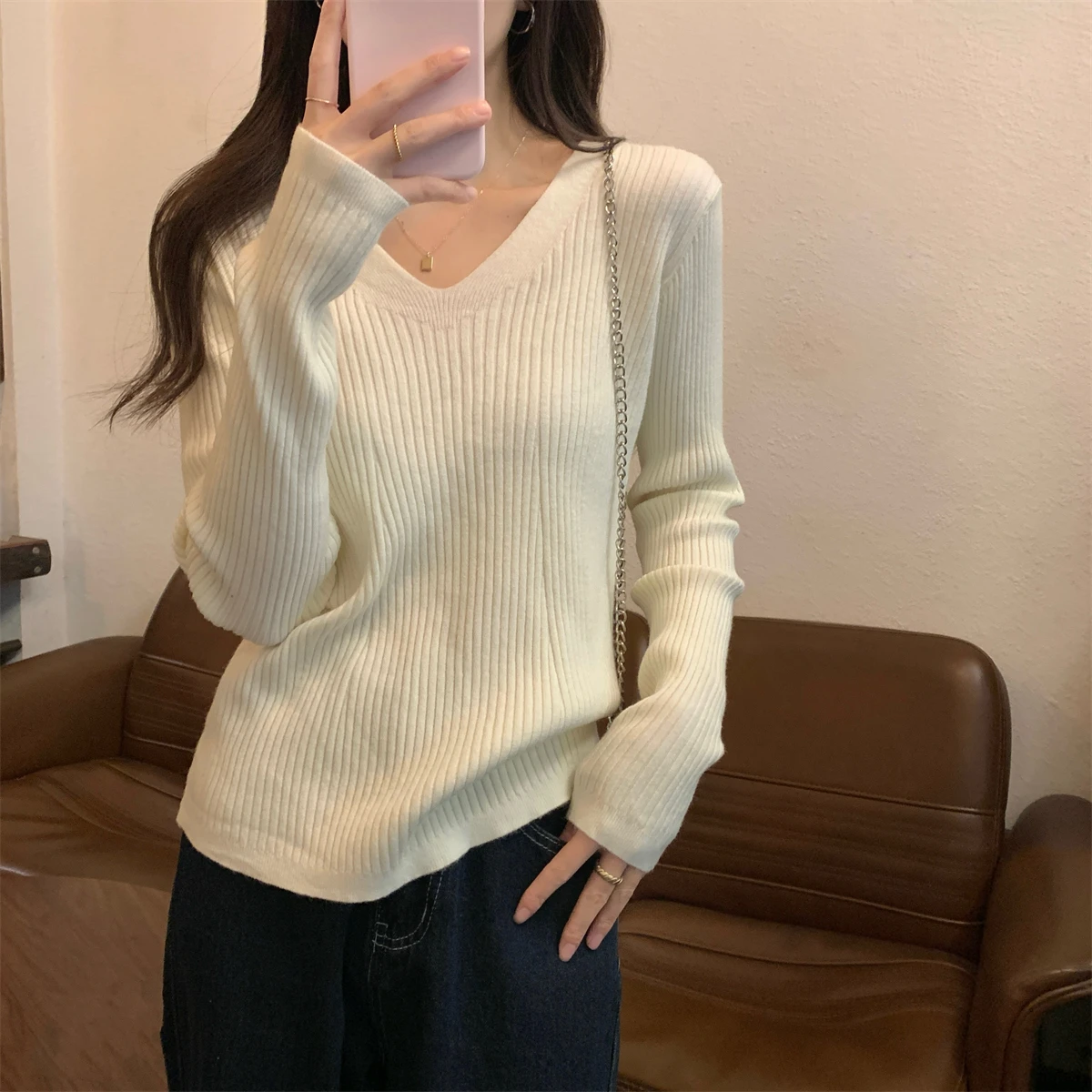 ニットカーディガン コーデの完全ガイド：Vネック・スリムフィットで失敗しない着こなし