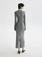 グレーのフィット感あるバックスリットワンピース【シンプル・ロング丈・肌触りの良いTシャツ素材】