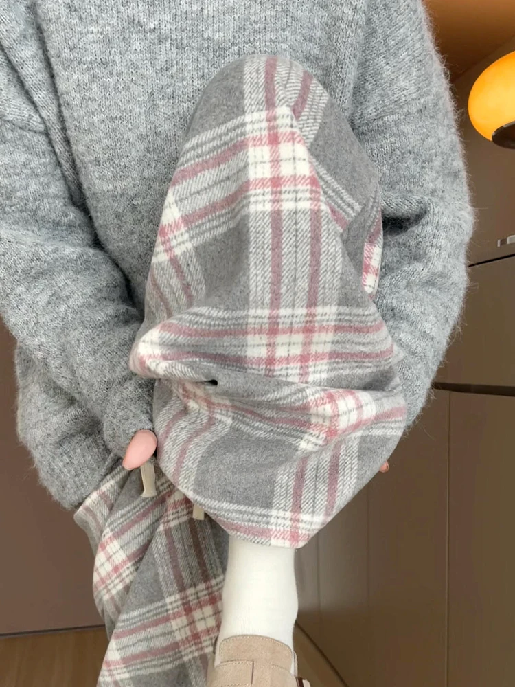 グレーのチェック柄パンツ【高腰・フィット・ウールブレンド・暖かい】（セットアップ対応） 50代ファッションに合うアイテム