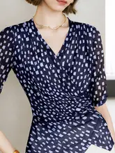 ブルーの短袖シャツ【女性用・ウエストマーク・Vネック・花柄】