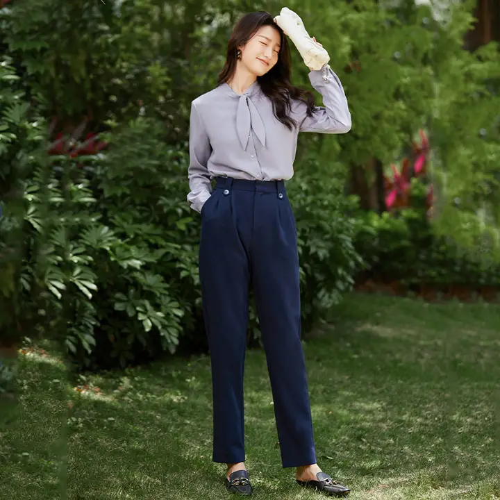 春秋用オフィスワークスーツ【女性用・高級感のあるシャツとパンツ・ビジネススタイル】（セットアップ対応）