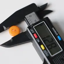 マットオーカー色のシンプルな2孔ボタン【アイボリー・パーム素材】