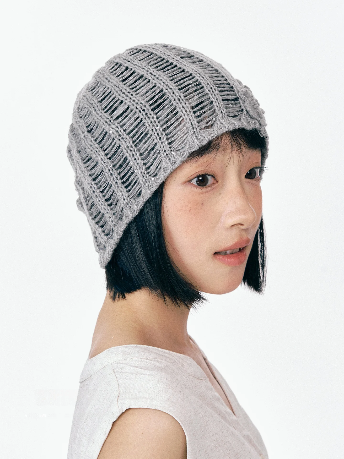 立体花モチーフのニット帽：春に着る女性向けファッションアイテムの選定基準